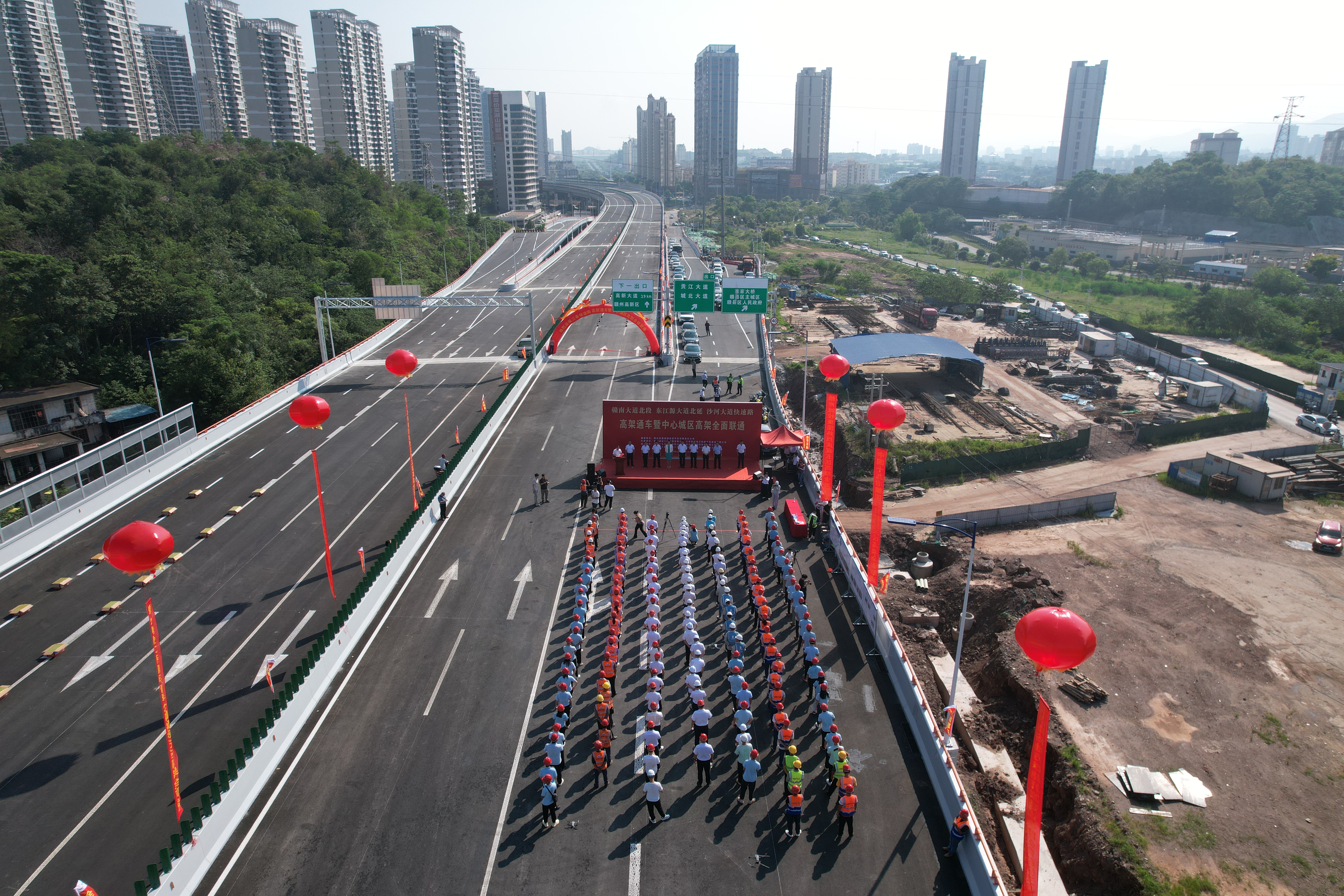 集團承建的兩條快速路正式通車(chē)